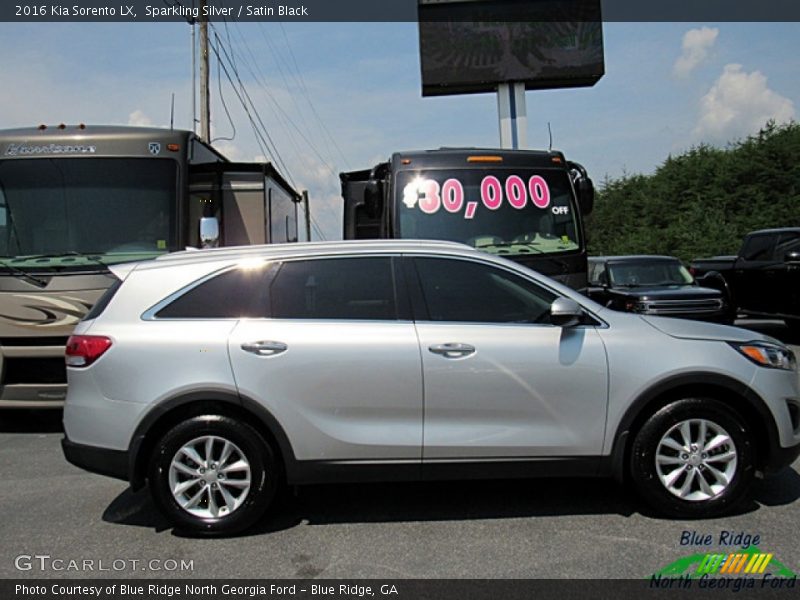 Sparkling Silver / Satin Black 2016 Kia Sorento LX