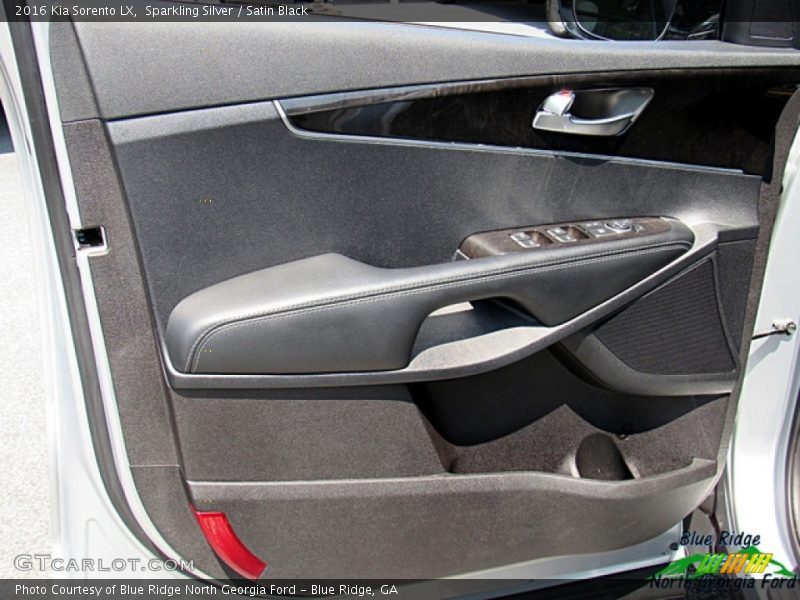 Sparkling Silver / Satin Black 2016 Kia Sorento LX