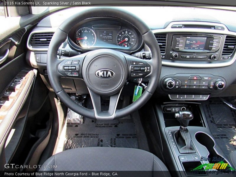 Sparkling Silver / Satin Black 2016 Kia Sorento LX