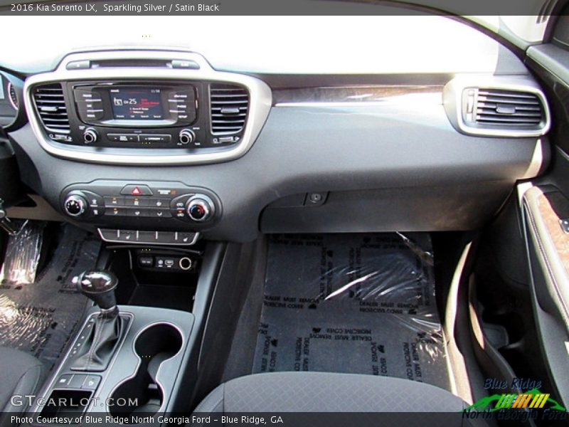 Sparkling Silver / Satin Black 2016 Kia Sorento LX