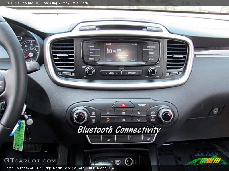 Sparkling Silver / Satin Black 2016 Kia Sorento LX