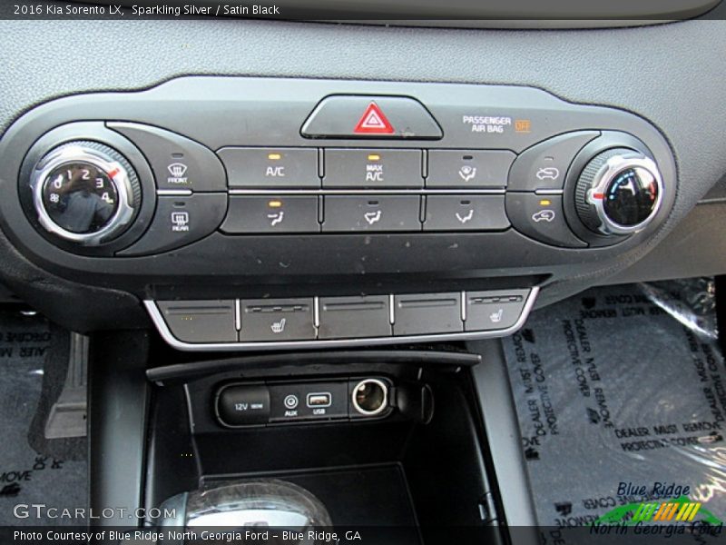 Sparkling Silver / Satin Black 2016 Kia Sorento LX