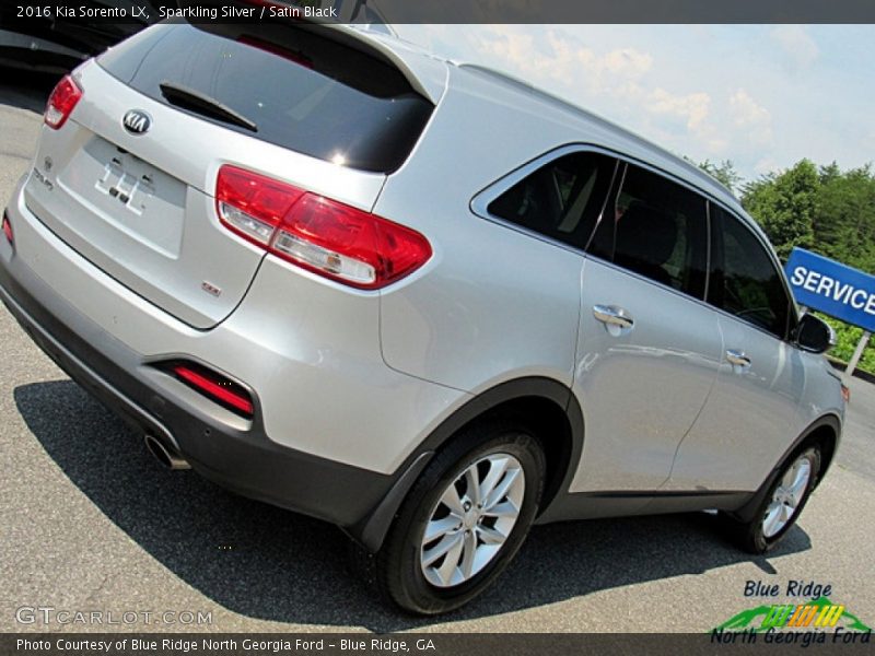 Sparkling Silver / Satin Black 2016 Kia Sorento LX