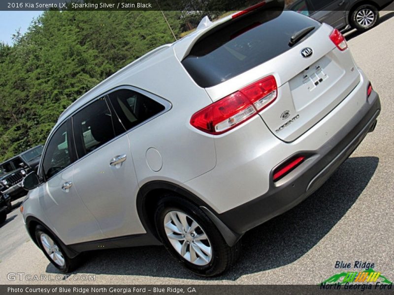 Sparkling Silver / Satin Black 2016 Kia Sorento LX