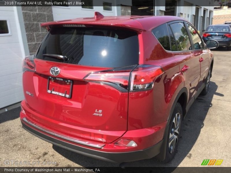 Ruby Flare Pearl / Black 2018 Toyota RAV4 LE