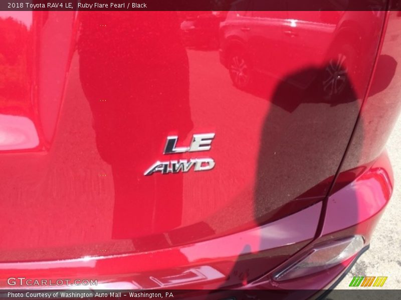 Ruby Flare Pearl / Black 2018 Toyota RAV4 LE
