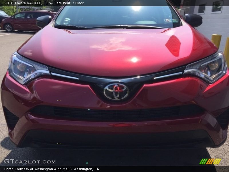 Ruby Flare Pearl / Black 2018 Toyota RAV4 LE