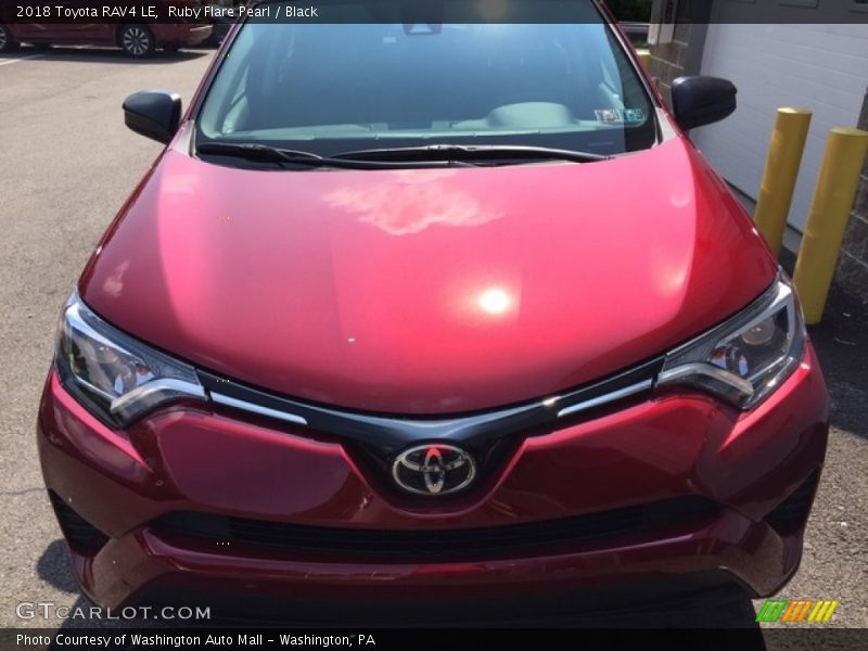 Ruby Flare Pearl / Black 2018 Toyota RAV4 LE
