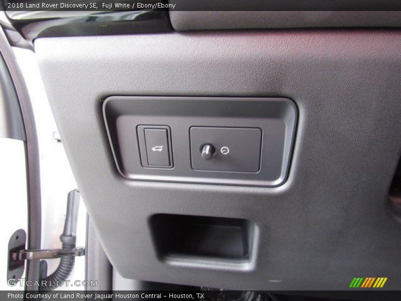 Fuji White / Ebony/Ebony 2018 Land Rover Discovery SE