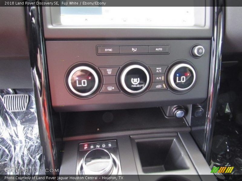 Fuji White / Ebony/Ebony 2018 Land Rover Discovery SE
