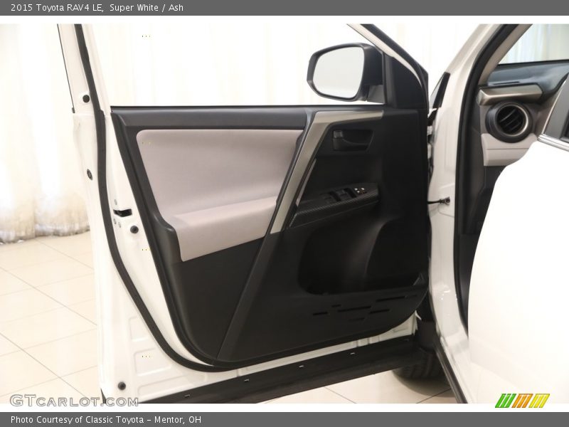 Super White / Ash 2015 Toyota RAV4 LE
