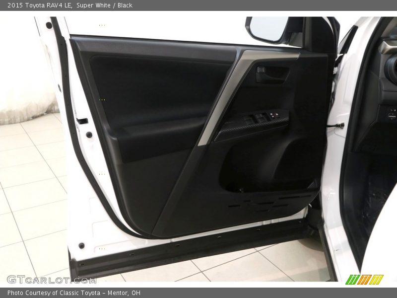 Super White / Black 2015 Toyota RAV4 LE