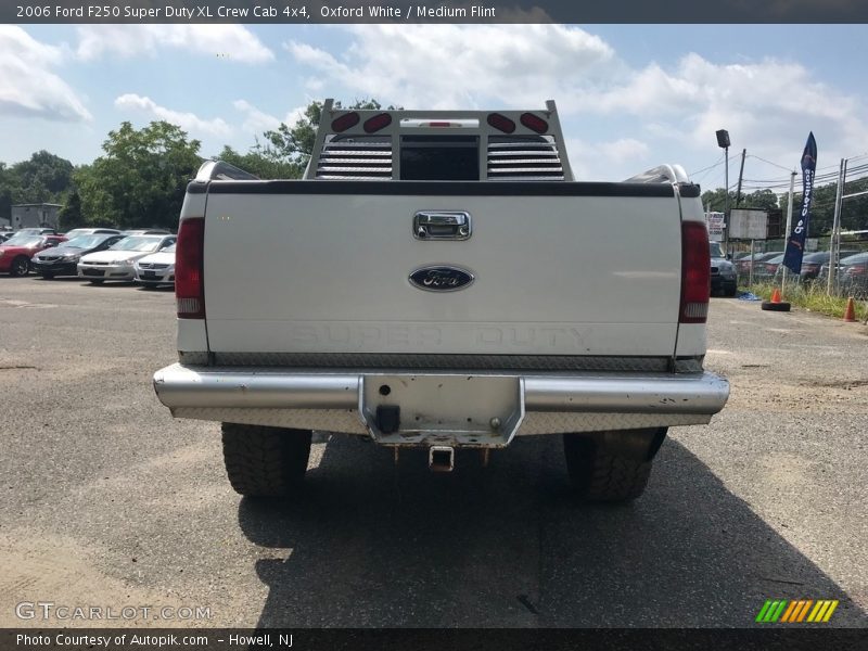 Oxford White / Medium Flint 2006 Ford F250 Super Duty XL Crew Cab 4x4