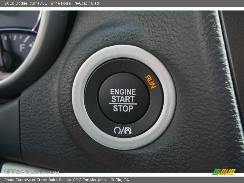 White Noise Tri-Coat / Black 2018 Dodge Journey SE