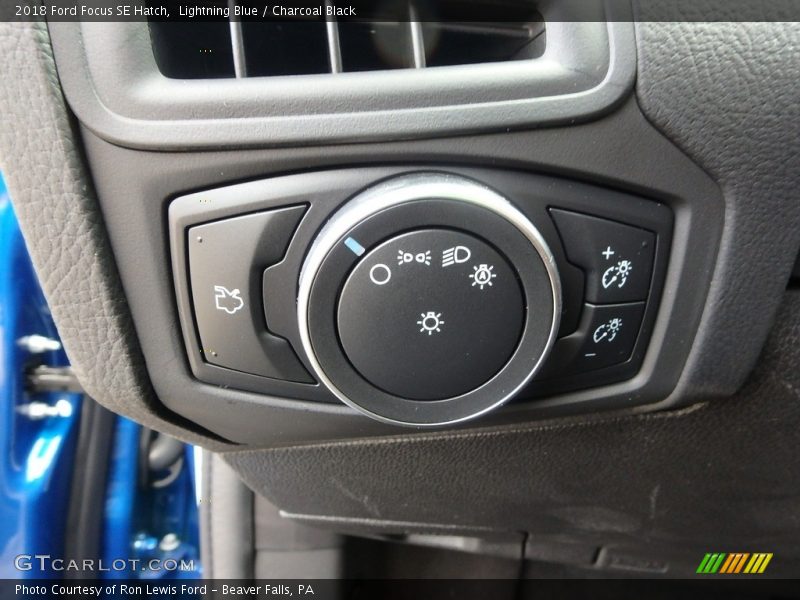 Lightning Blue / Charcoal Black 2018 Ford Focus SE Hatch