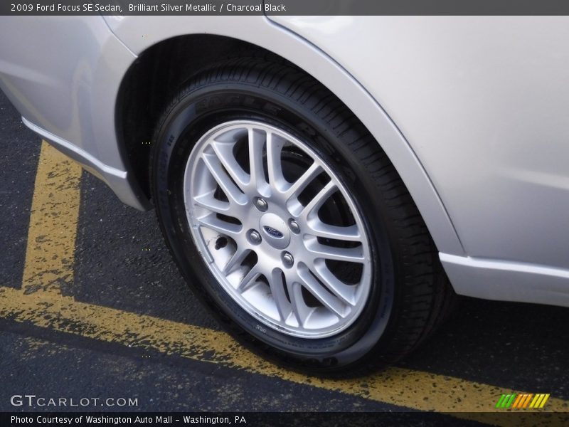 Brilliant Silver Metallic / Charcoal Black 2009 Ford Focus SE Sedan