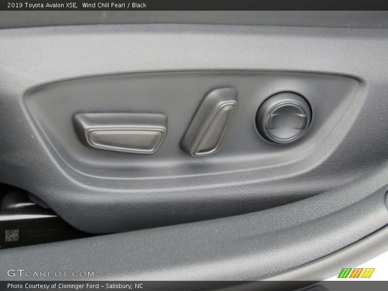 Wind Chill Pearl / Black 2019 Toyota Avalon XSE