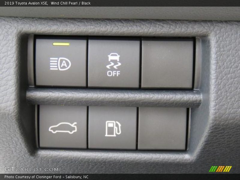 Wind Chill Pearl / Black 2019 Toyota Avalon XSE