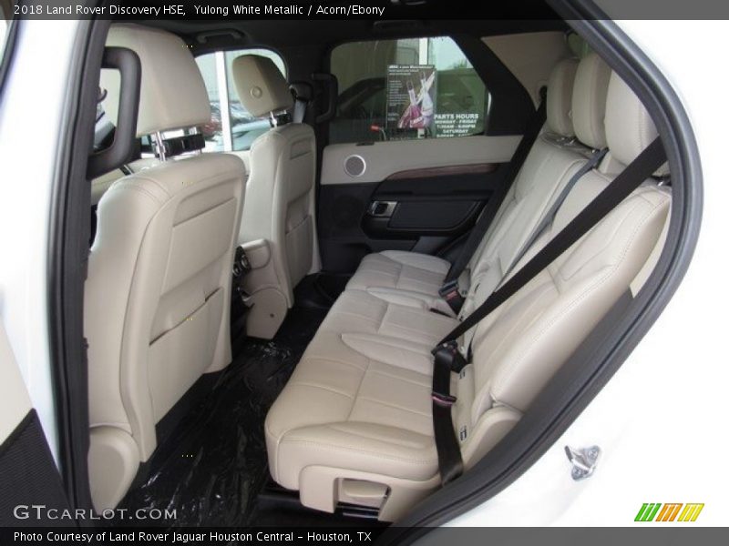 Yulong White Metallic / Acorn/Ebony 2018 Land Rover Discovery HSE