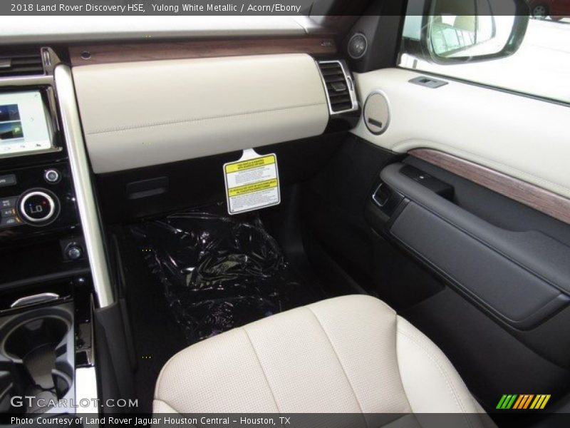 Yulong White Metallic / Acorn/Ebony 2018 Land Rover Discovery HSE