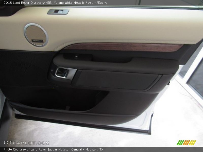 Yulong White Metallic / Acorn/Ebony 2018 Land Rover Discovery HSE