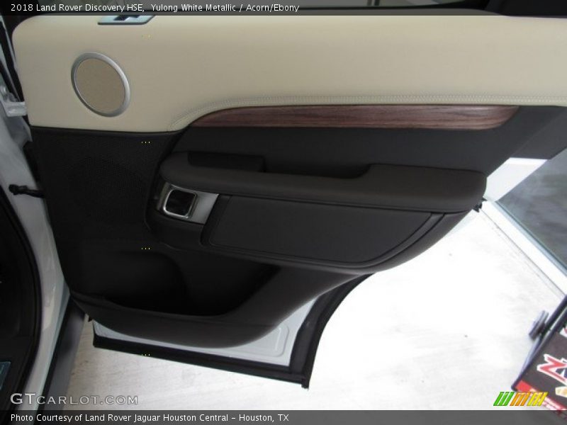 Yulong White Metallic / Acorn/Ebony 2018 Land Rover Discovery HSE