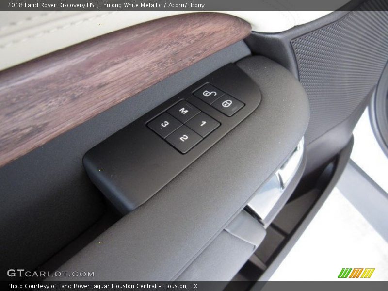 Yulong White Metallic / Acorn/Ebony 2018 Land Rover Discovery HSE