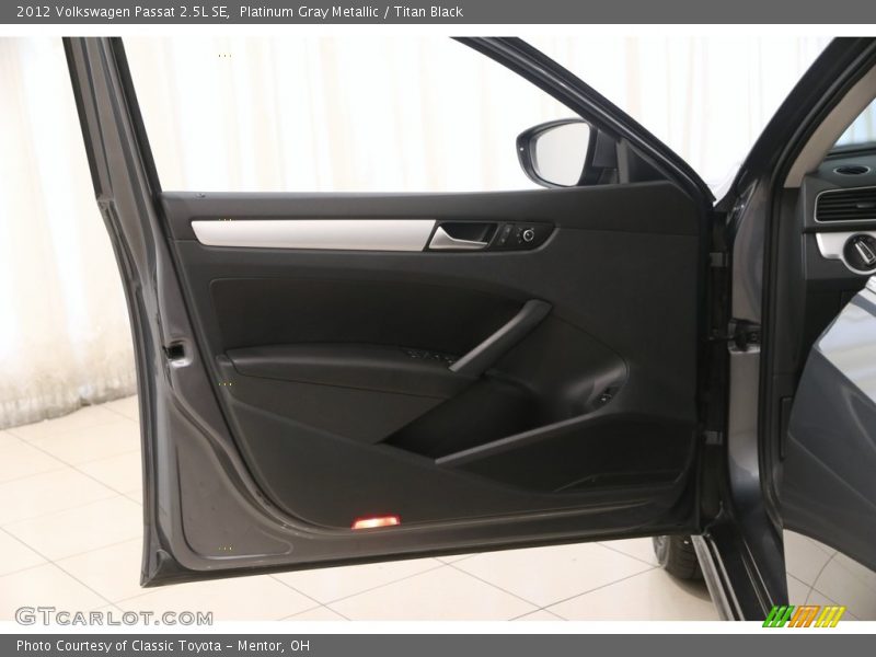 Platinum Gray Metallic / Titan Black 2012 Volkswagen Passat 2.5L SE