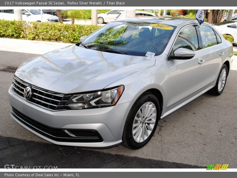 Reflex Silver Metallic / Titan Black 2017 Volkswagen Passat SE Sedan