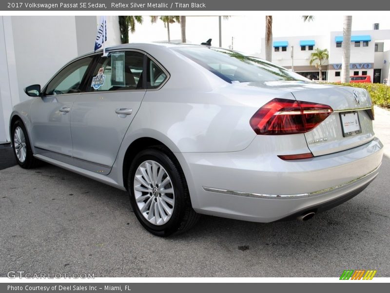 Reflex Silver Metallic / Titan Black 2017 Volkswagen Passat SE Sedan