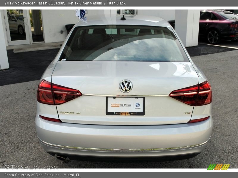 Reflex Silver Metallic / Titan Black 2017 Volkswagen Passat SE Sedan
