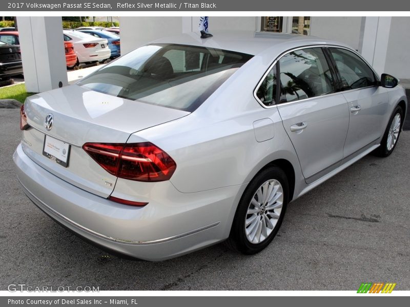 Reflex Silver Metallic / Titan Black 2017 Volkswagen Passat SE Sedan