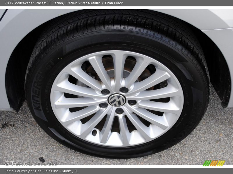 Reflex Silver Metallic / Titan Black 2017 Volkswagen Passat SE Sedan
