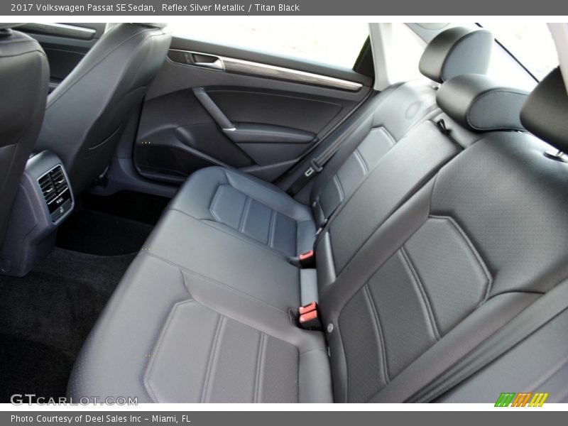 Reflex Silver Metallic / Titan Black 2017 Volkswagen Passat SE Sedan