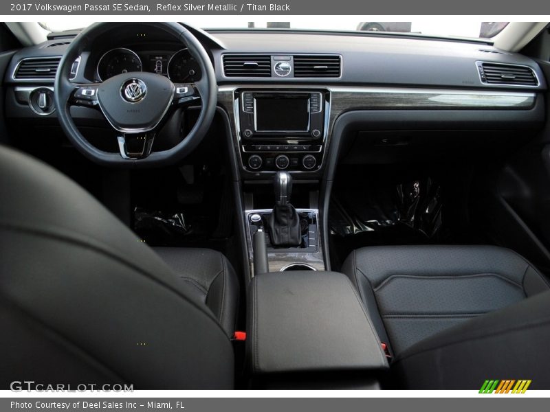 Reflex Silver Metallic / Titan Black 2017 Volkswagen Passat SE Sedan