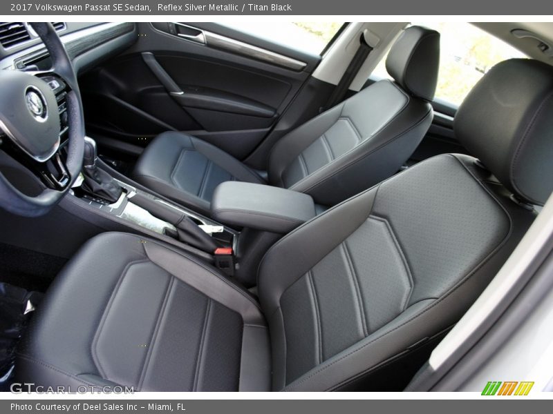 Reflex Silver Metallic / Titan Black 2017 Volkswagen Passat SE Sedan