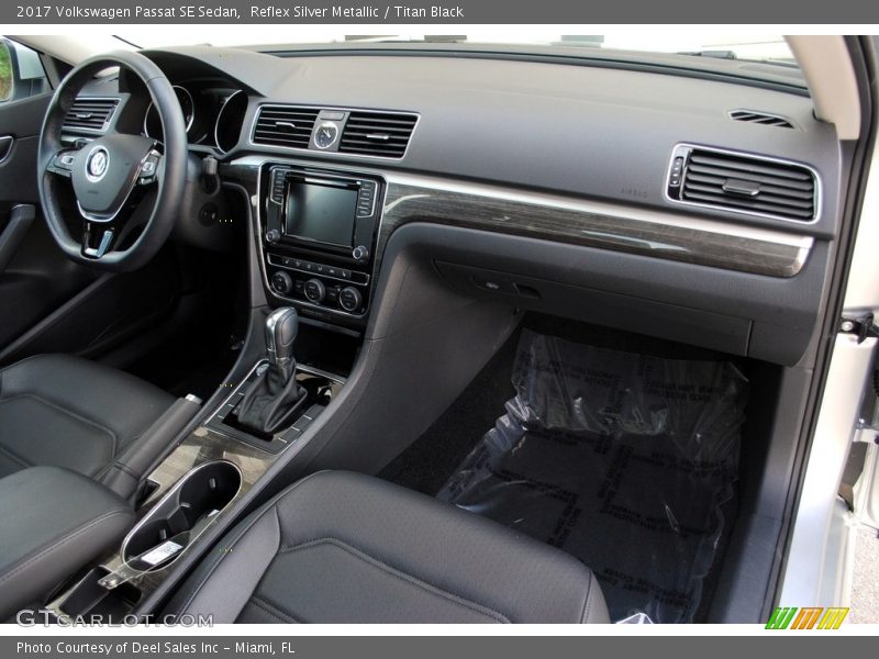Reflex Silver Metallic / Titan Black 2017 Volkswagen Passat SE Sedan