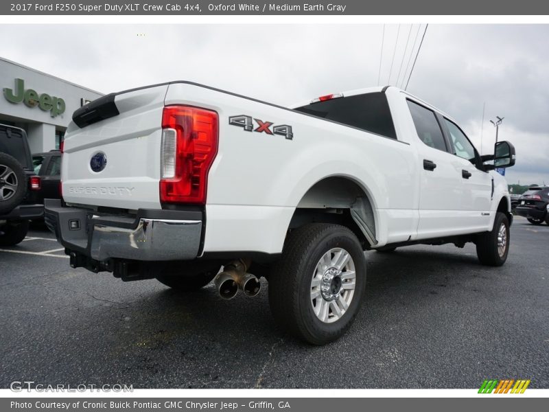 Oxford White / Medium Earth Gray 2017 Ford F250 Super Duty XLT Crew Cab 4x4