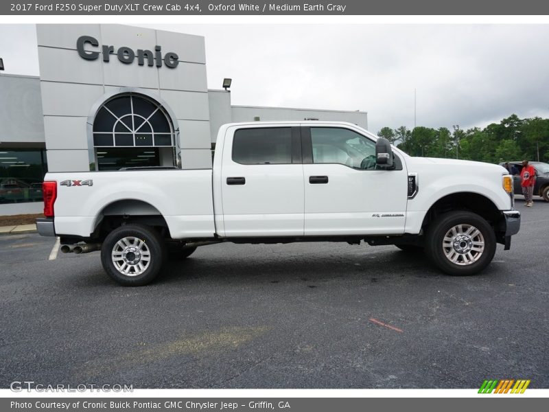 Oxford White / Medium Earth Gray 2017 Ford F250 Super Duty XLT Crew Cab 4x4