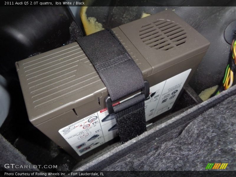 Ibis White / Black 2011 Audi Q5 2.0T quattro