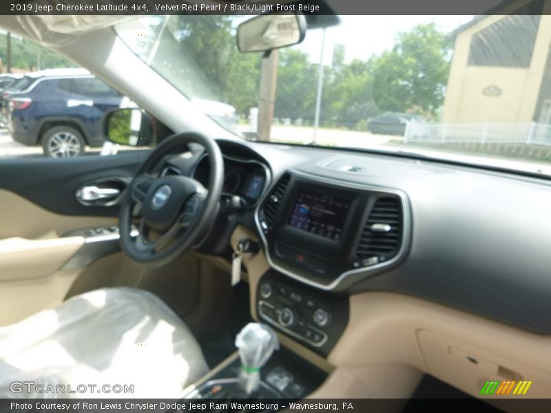 Velvet Red Pearl / Black/Light Frost Beige 2019 Jeep Cherokee Latitude 4x4