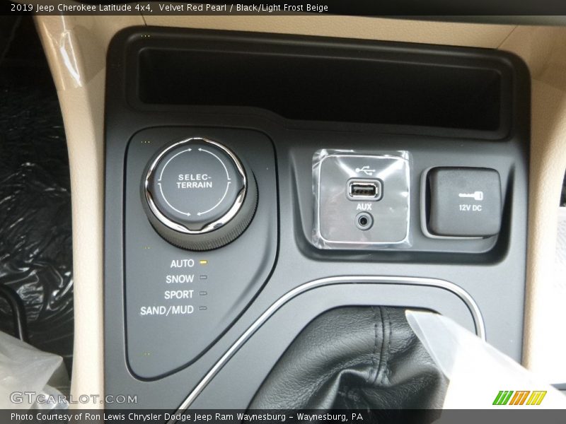 Velvet Red Pearl / Black/Light Frost Beige 2019 Jeep Cherokee Latitude 4x4