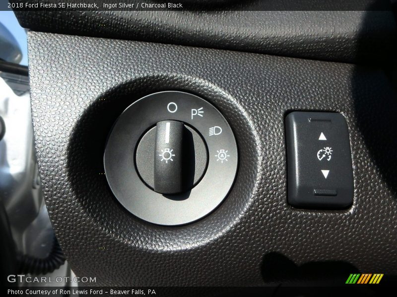 Ingot Silver / Charcoal Black 2018 Ford Fiesta SE Hatchback