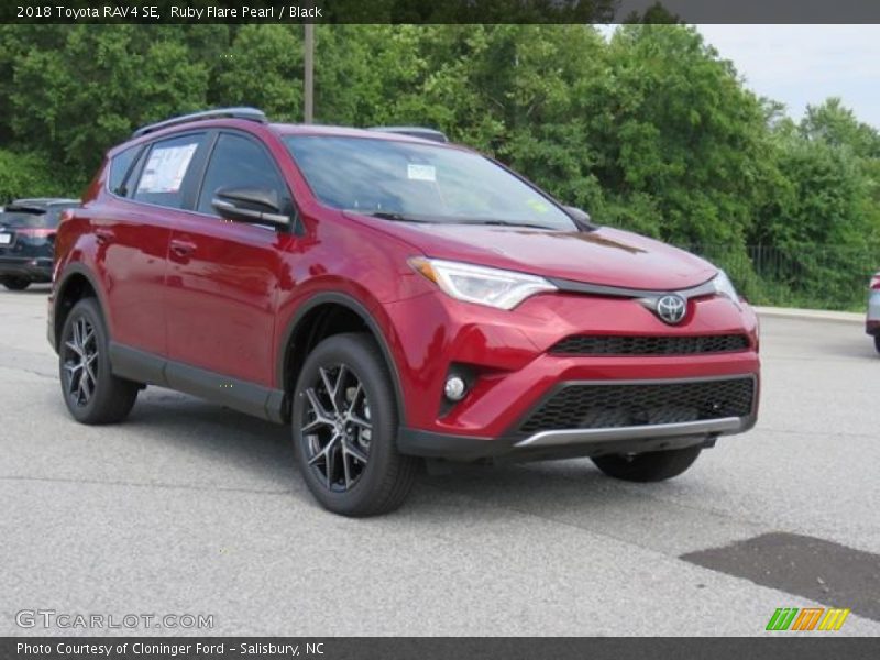 Front 3/4 View of 2018 RAV4 SE