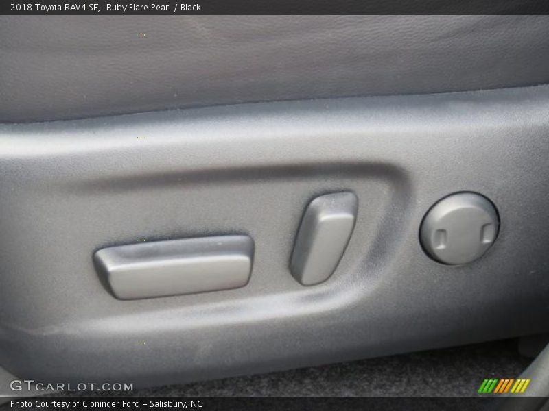 Ruby Flare Pearl / Black 2018 Toyota RAV4 SE