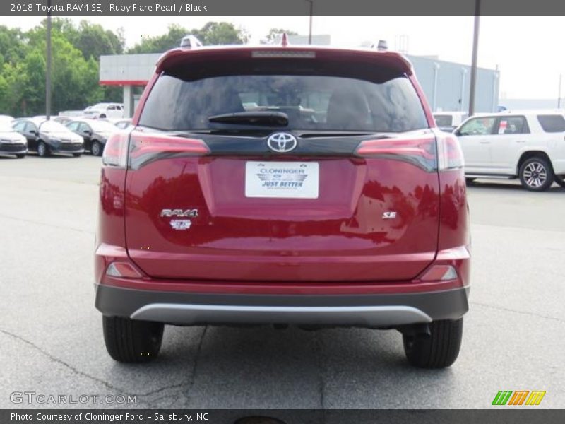 Ruby Flare Pearl / Black 2018 Toyota RAV4 SE