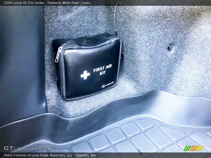 Diamond White Pearl / Ivory 2000 Lexus ES 300 Sedan