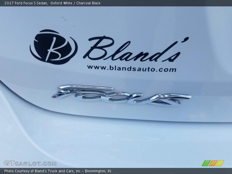 Oxford White / Charcoal Black 2017 Ford Focus S Sedan
