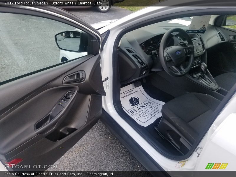 Oxford White / Charcoal Black 2017 Ford Focus S Sedan