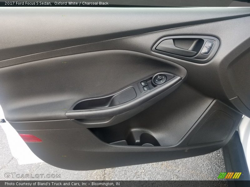 Oxford White / Charcoal Black 2017 Ford Focus S Sedan